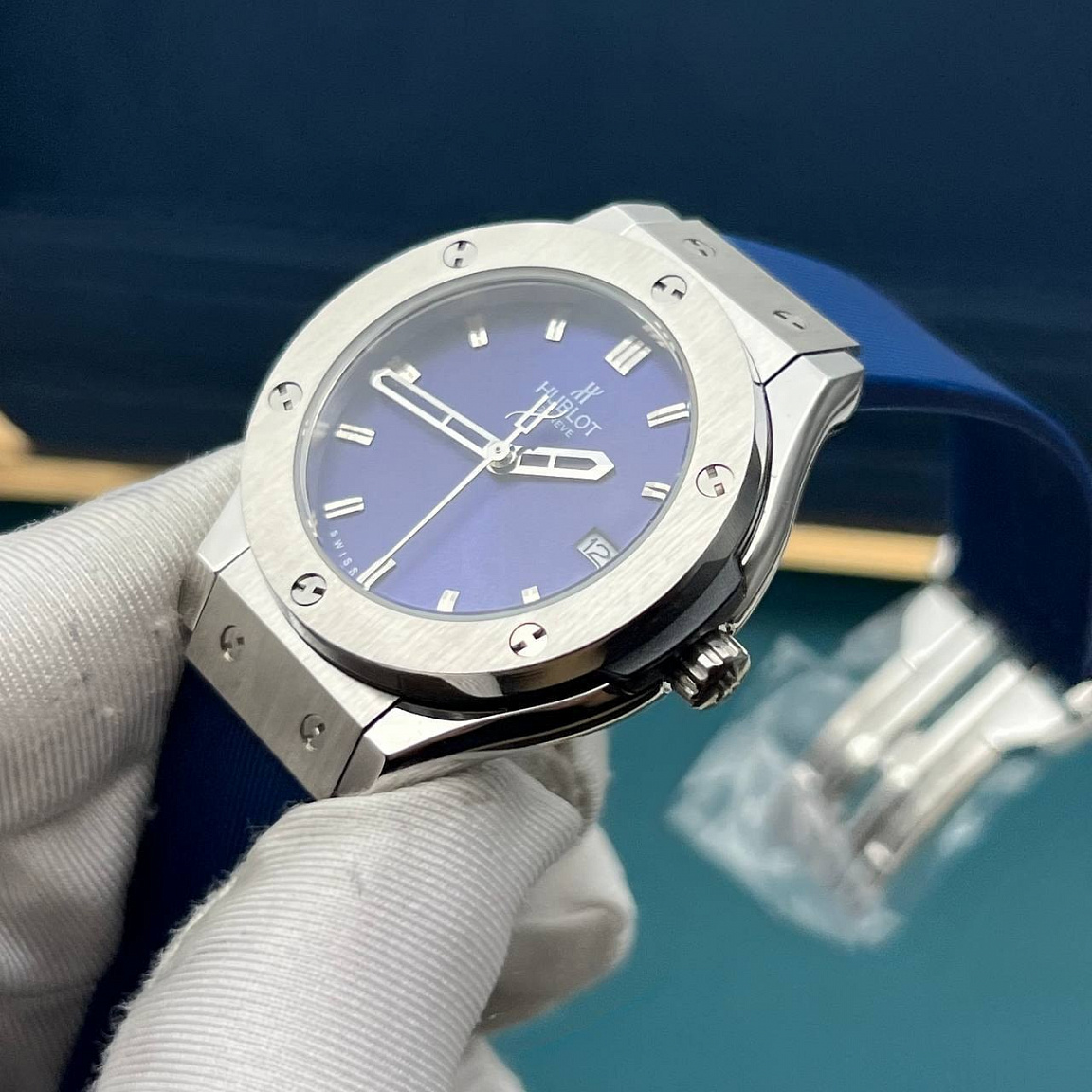 Часы Hublot Classic Fusion Blue с кварцевым механизмом Miyota 2115, сталью 316L и датой