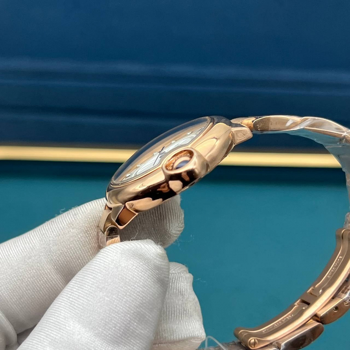 Часы Cartier Ballon Bleu 33 мм: серебристый циферблат с римской XII, корпус и браслет оттенка розового золота