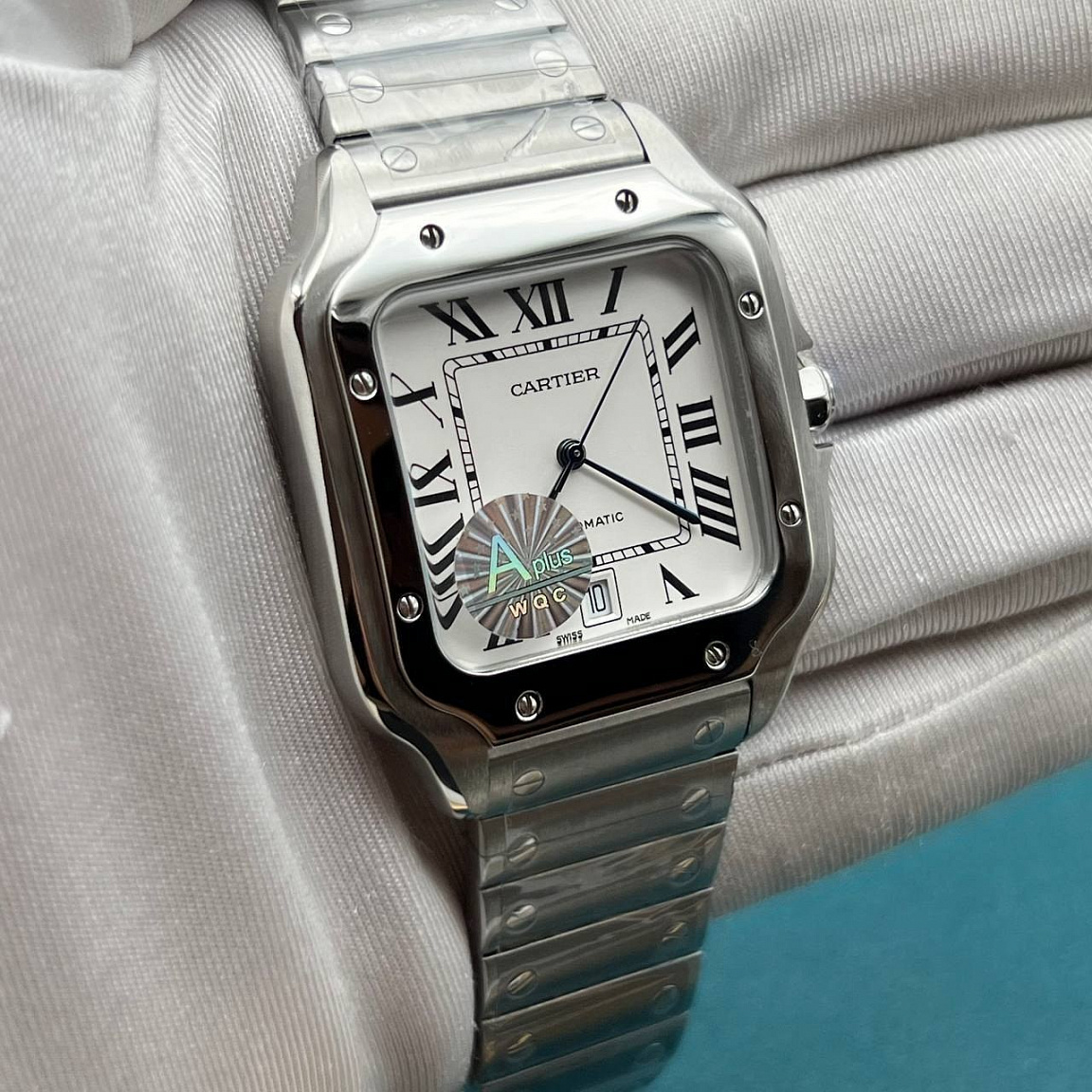 Часы Cartier Santos de Cartier 40 мм: белый циферблат, дата у отметки «6», безель с винтами и стальной браслет