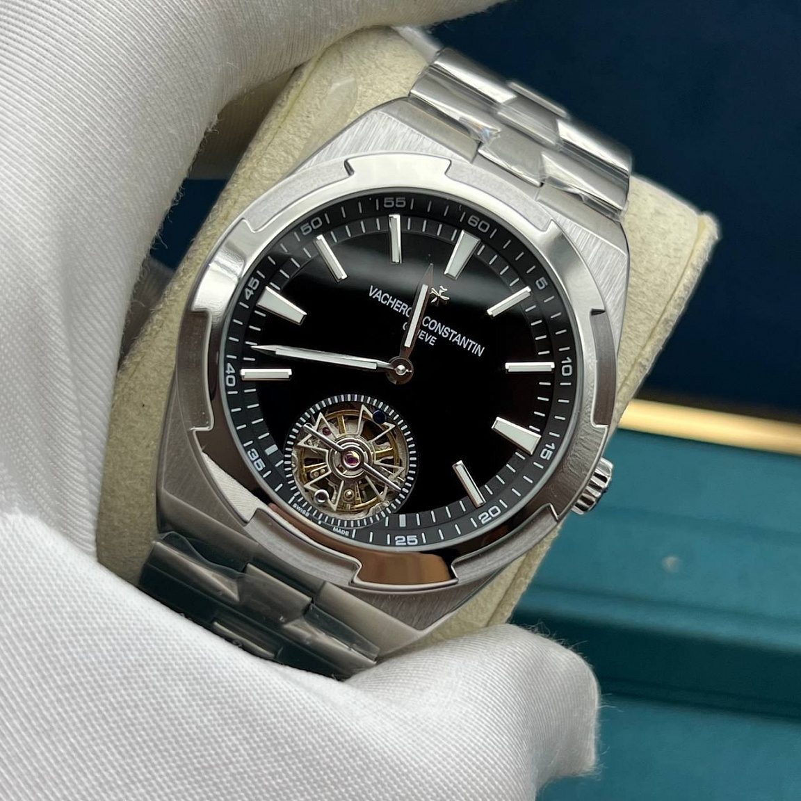 Vacheron Constantin Overseas Tourbillon 41 мм: чёрный циферблат, механика с автоподзаводом, браслет из стали 316L