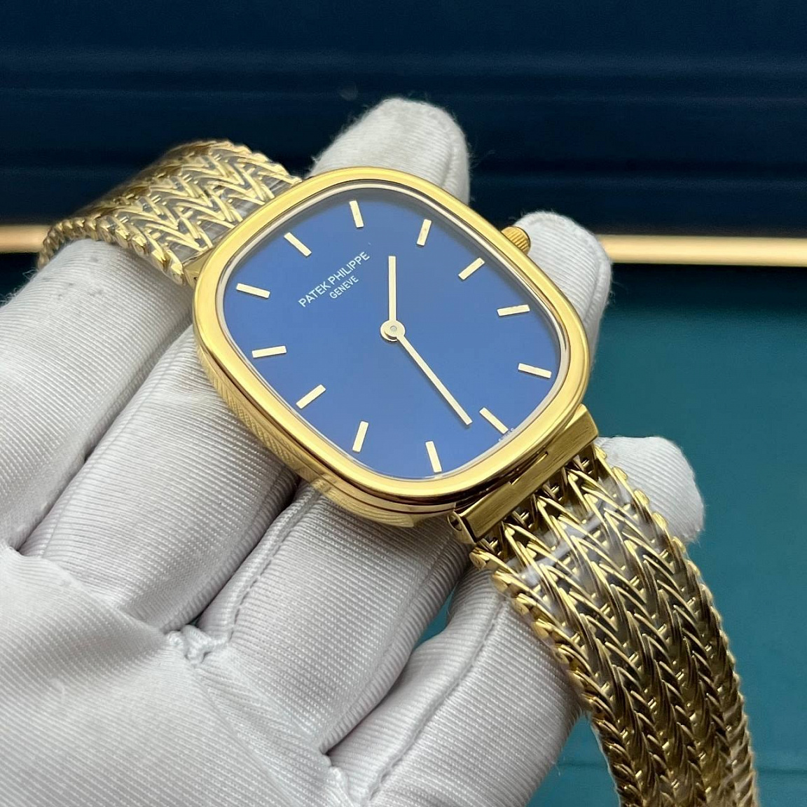 Patek Philippe Ellipse: синий циферблат с накладными метками, стальной корпус 35×45 мм и ремешок из каучука