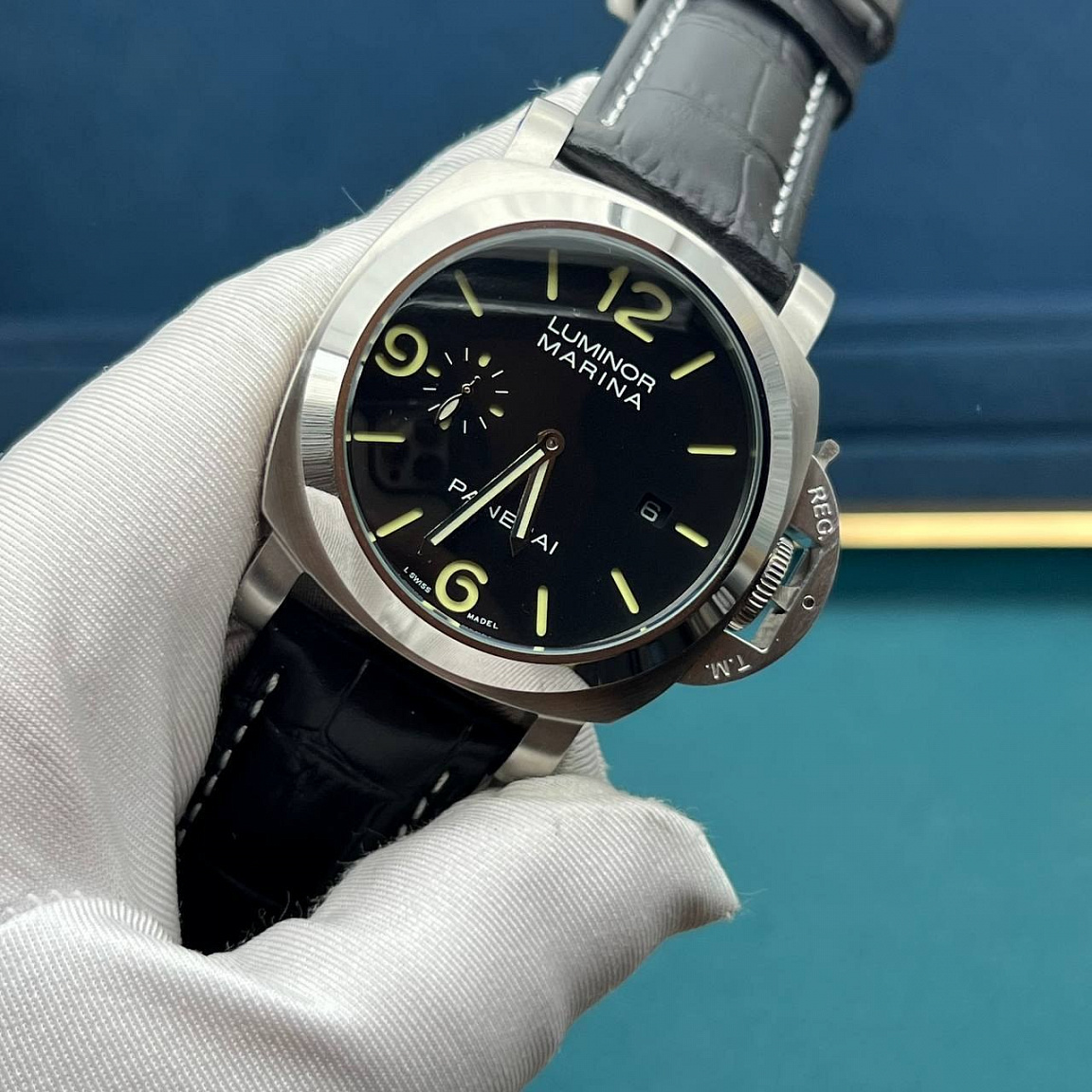 Panerai Luminor Marina 44 мм: чёрный циферблат с датой и малыми секундами, защитный мост заводной головки