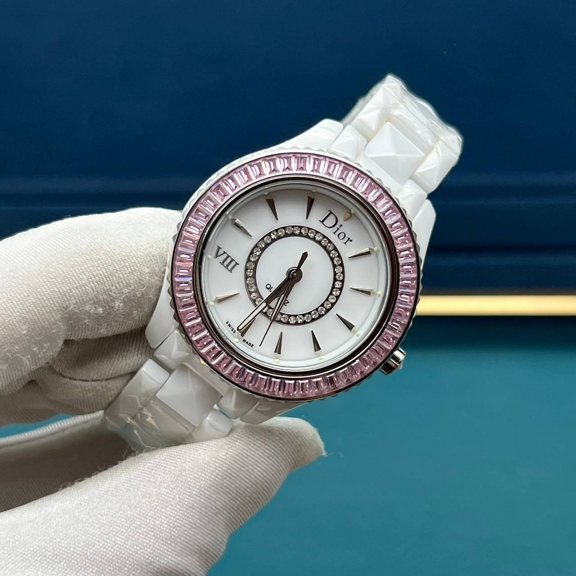 Dior VIII 39 мм: белый циферблат, сапфировое стекло и кварцевый механизм Miyota 2035