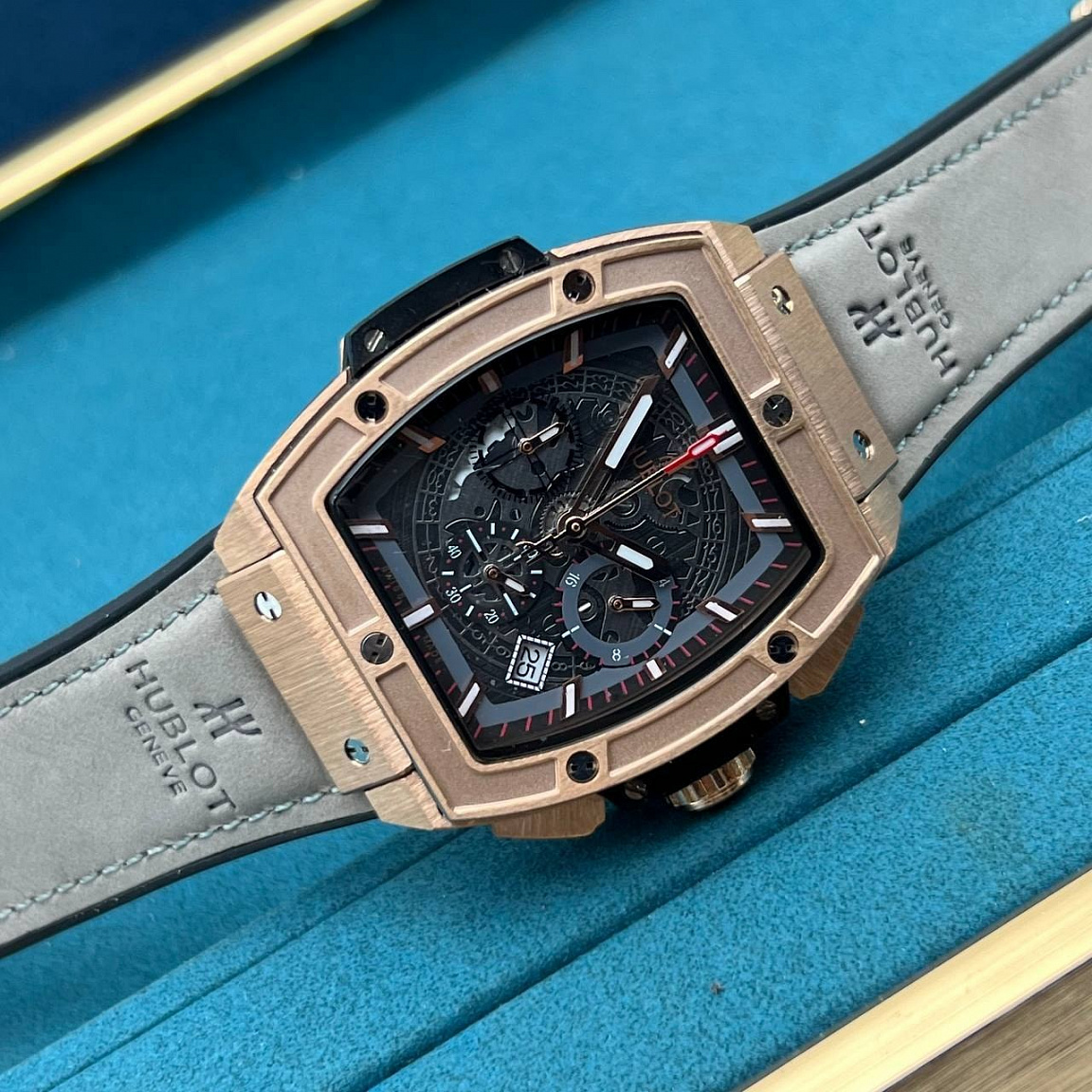 Часы Hublot Spirit of Big Bang 45 мм с тоннообразным корпусом из стали 316L и скелетированным циферблатом