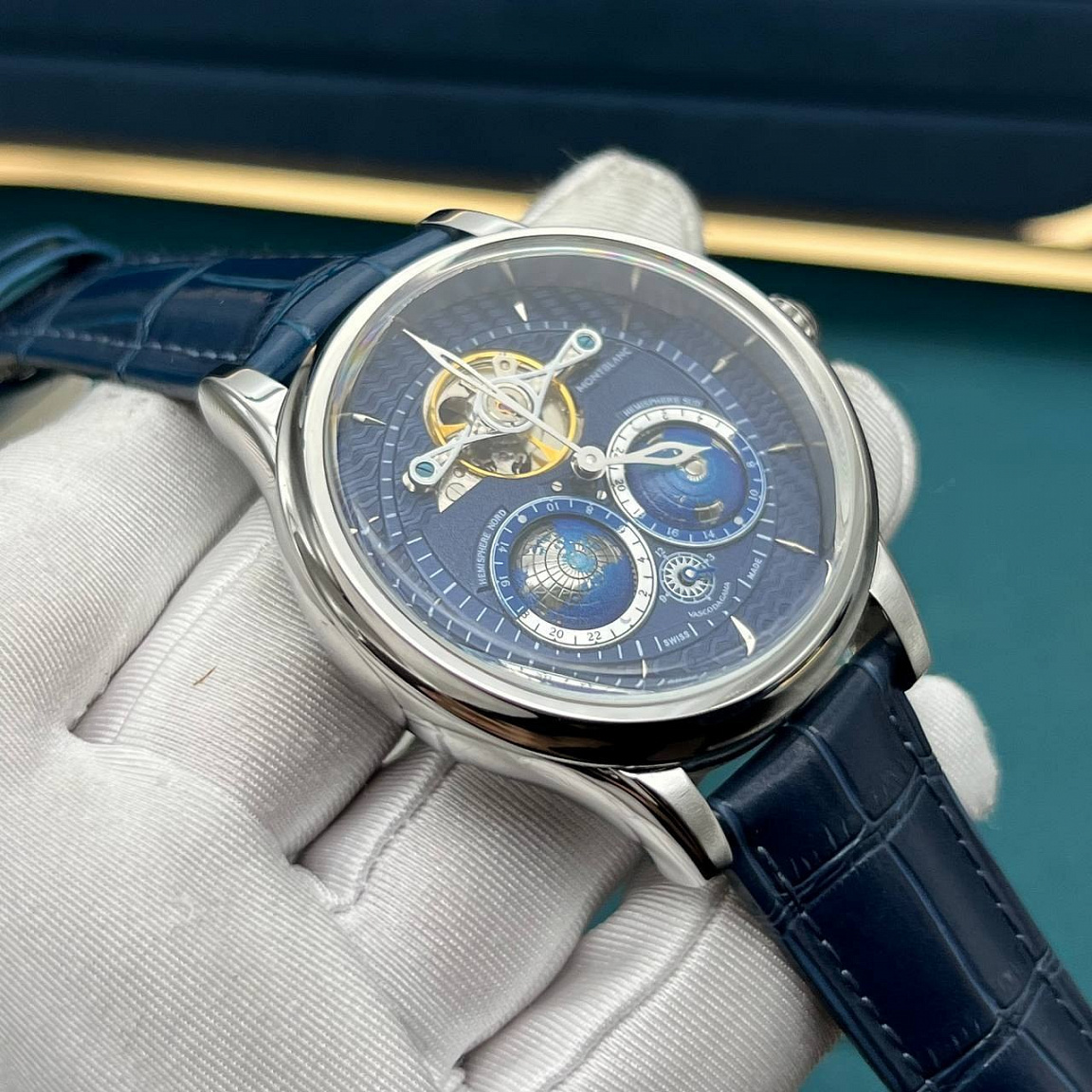 Часы Montblanc Villeret 47 мм: корпус из стали 316L, окно баланса у отметки 12 и ремешок из синей кожи