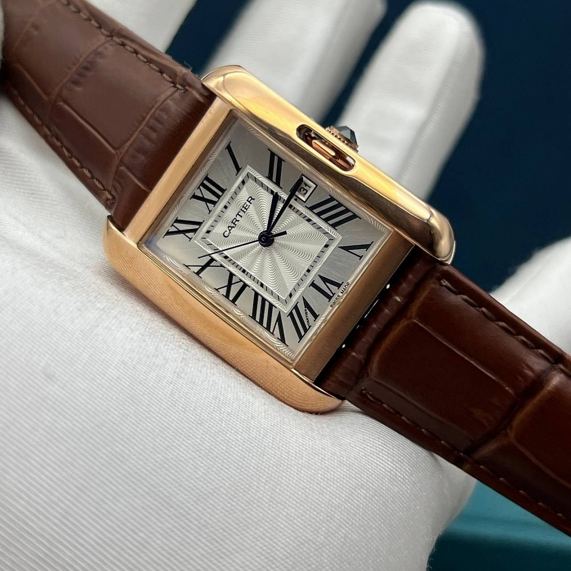 Кварцевые Cartier Tank Française 30 мм: серебристый циферблат, сталь 316L и коричневый кожаный ремешок
