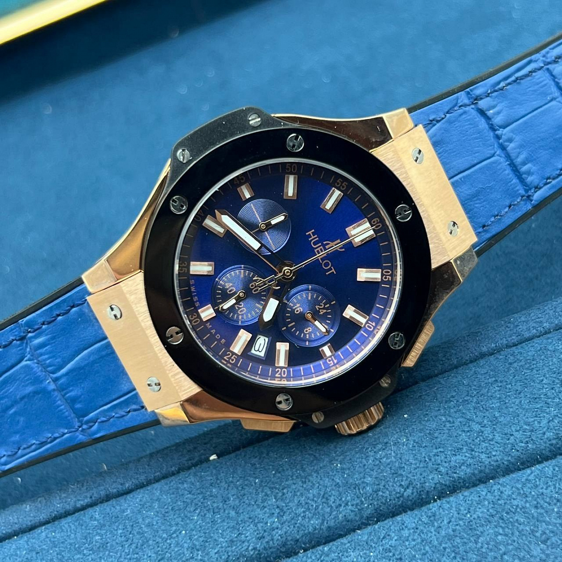 Часы Hublot Big Bang 44 мм с тремя субциферблатами, стальным корпусом 316L и ремешком из синего каучука