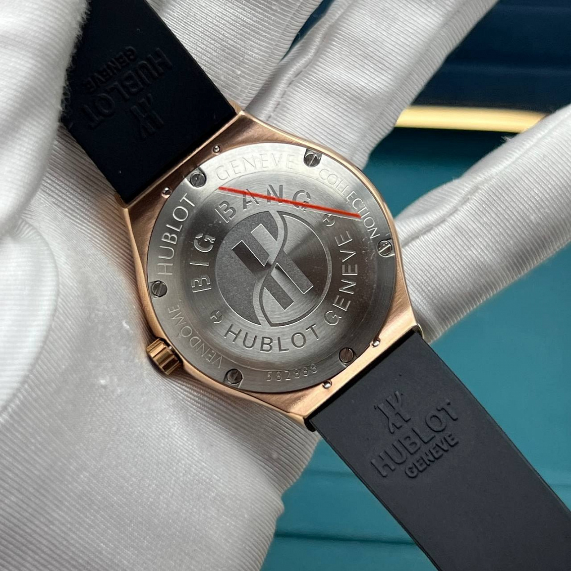 Hublot Classic Fusion 38 мм с розовым циферблатом, стальным безелем на шести винтах и ремешком из каучука