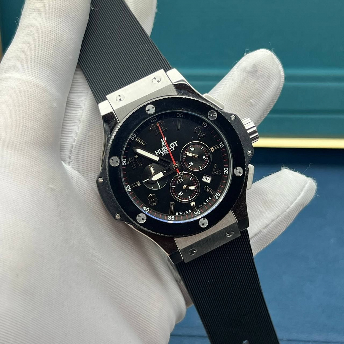 Часы Hublot Big Bang 44 мм с чёрным безелем на шести винтах, датой и люминесцентными стрелками