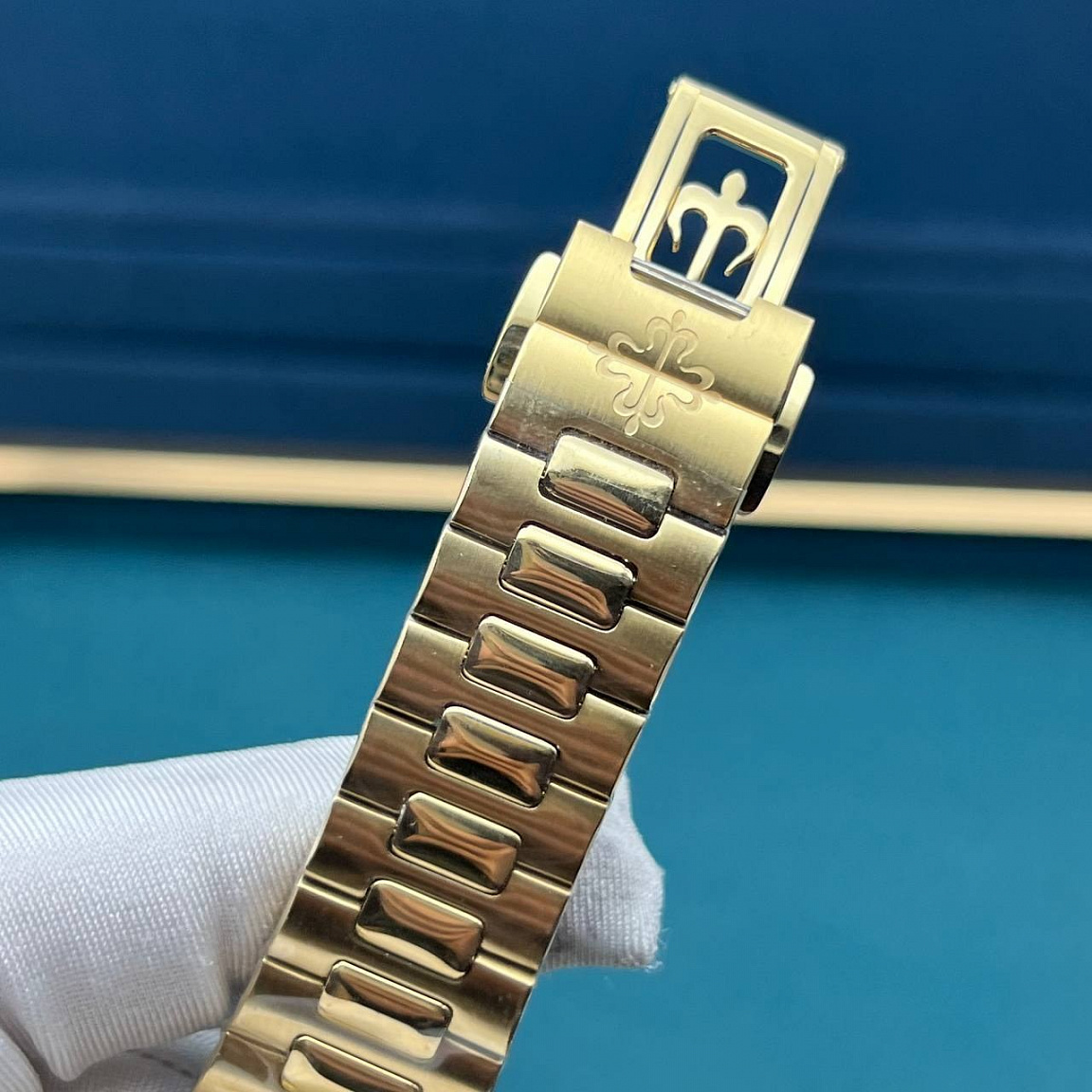 Patek Philippe Cubitus: квадратный золотистый корпус 45 мм, чёрный рельефный циферблат и дата у отметки «3»