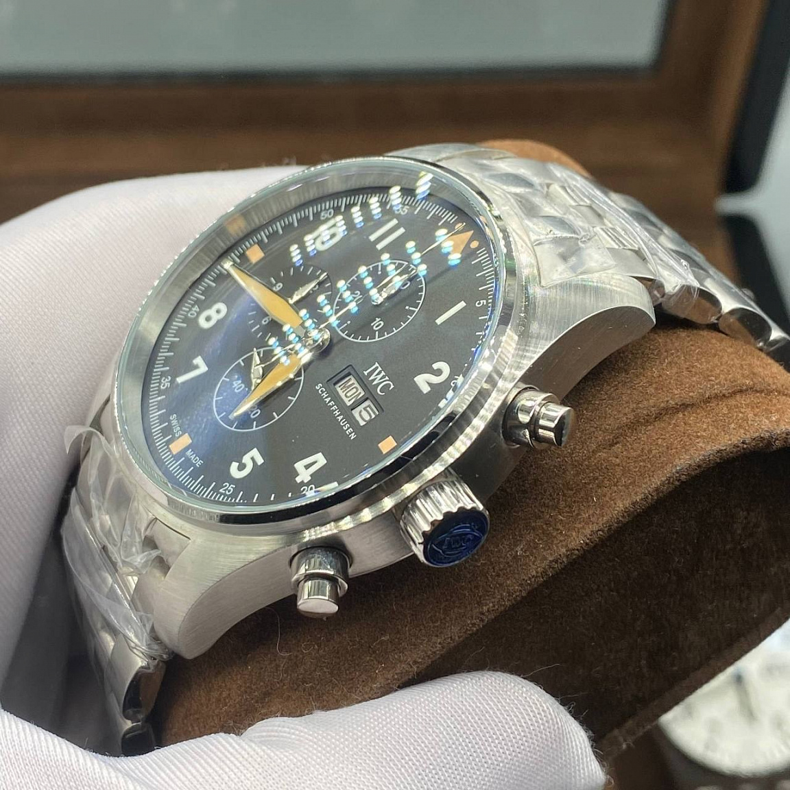 IWC The Pilot's TOP 44 мм: полированные и сатинированные корпус и браслет из стали 316L, чёрный циферблат