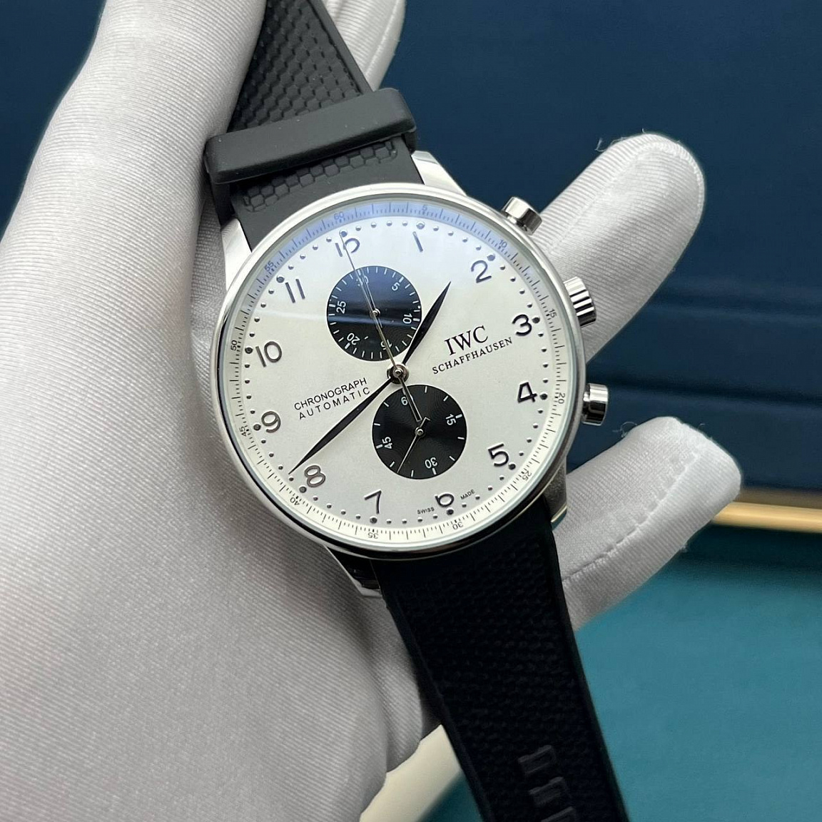 IWC Portugieser: корпус из нержавеющей гипоаллергенной часовой стали 316L и чёрный каучуковый ремешок