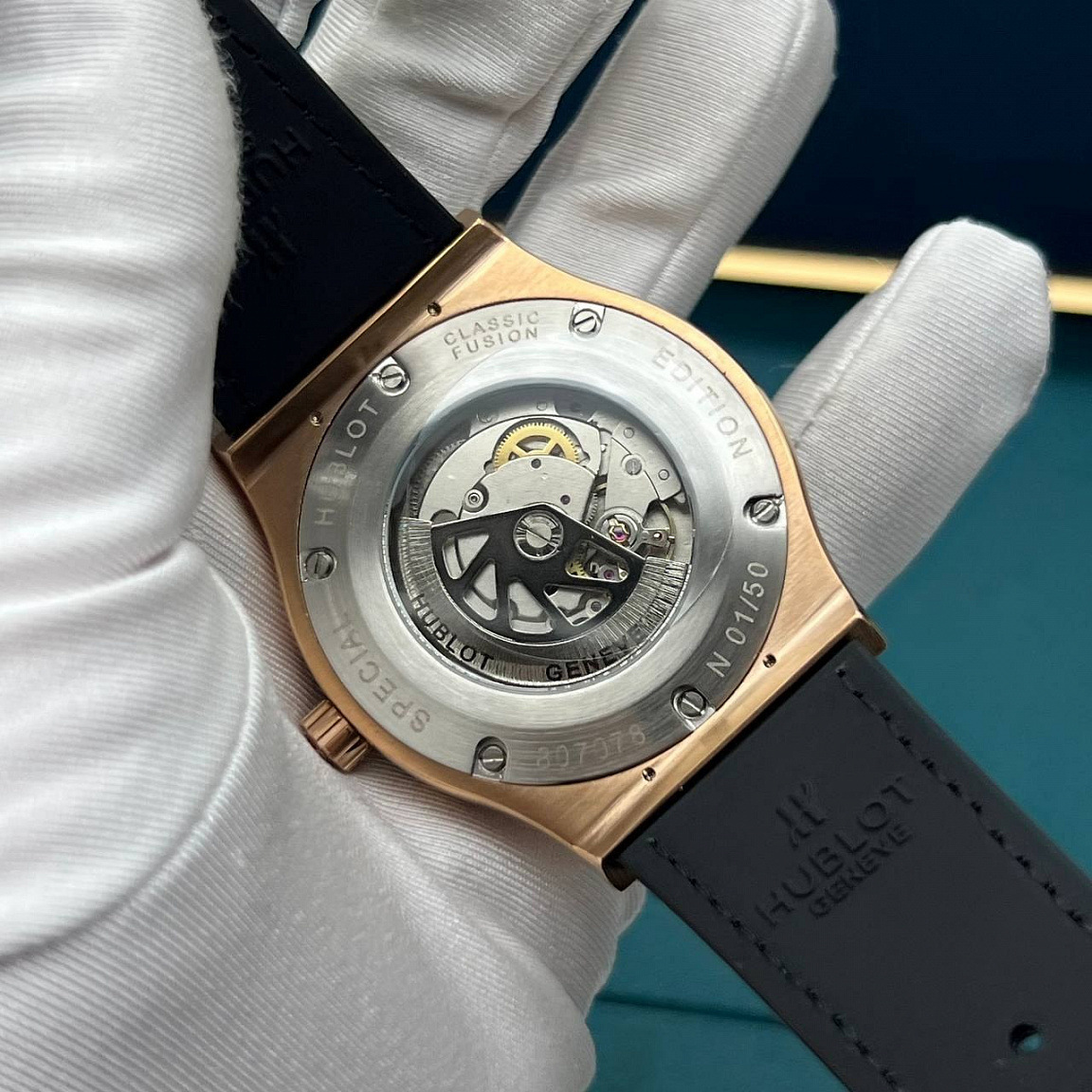 Hublot Classic Fusion 45 мм: зелёный циферблат, безель с шестью винтами, стальной корпус с PVD и каучуковый ремешок