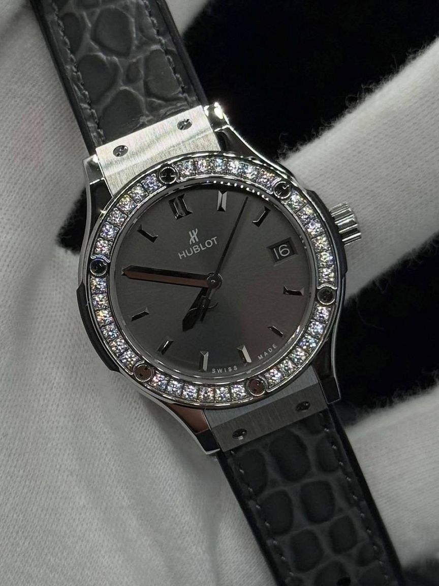 Hublot Classic Fusion 34 мм с серым циферблатом: корпус — сталь 316L, ремешок каучук с кожаной накладкой