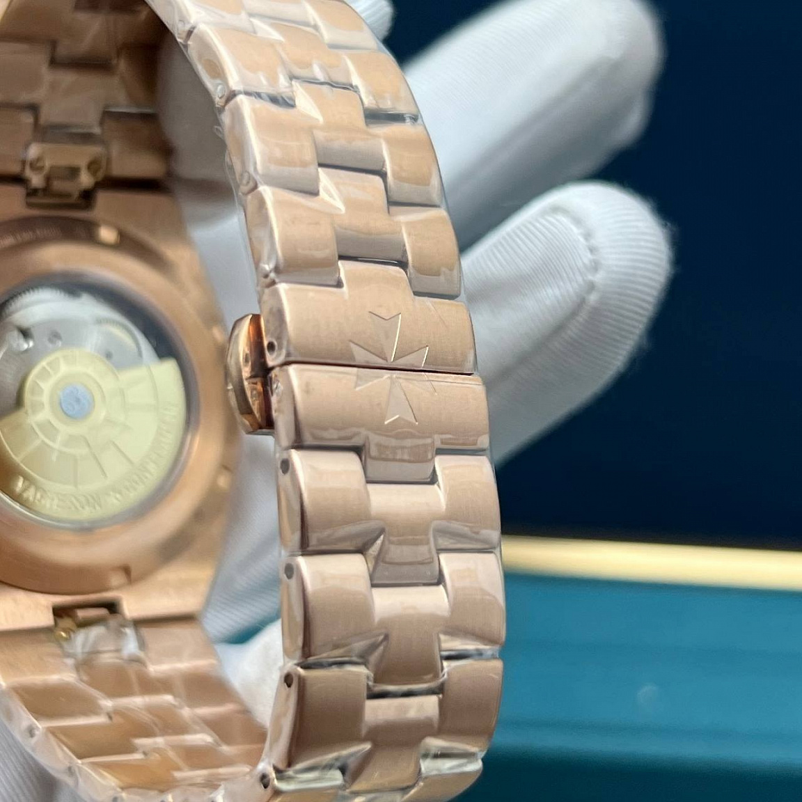 Синий циферблат Vacheron Constantin Overseas 40 мм: дата у отметки «3», светонакопительные стрелки и метки