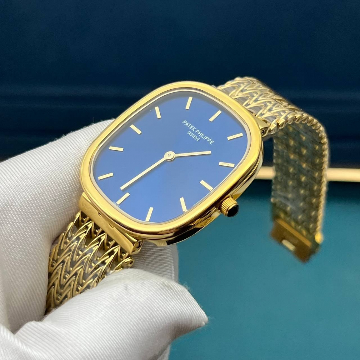 Patek Philippe Ellipse: синий циферблат с накладными метками, стальной корпус 35×45 мм и ремешок из каучука