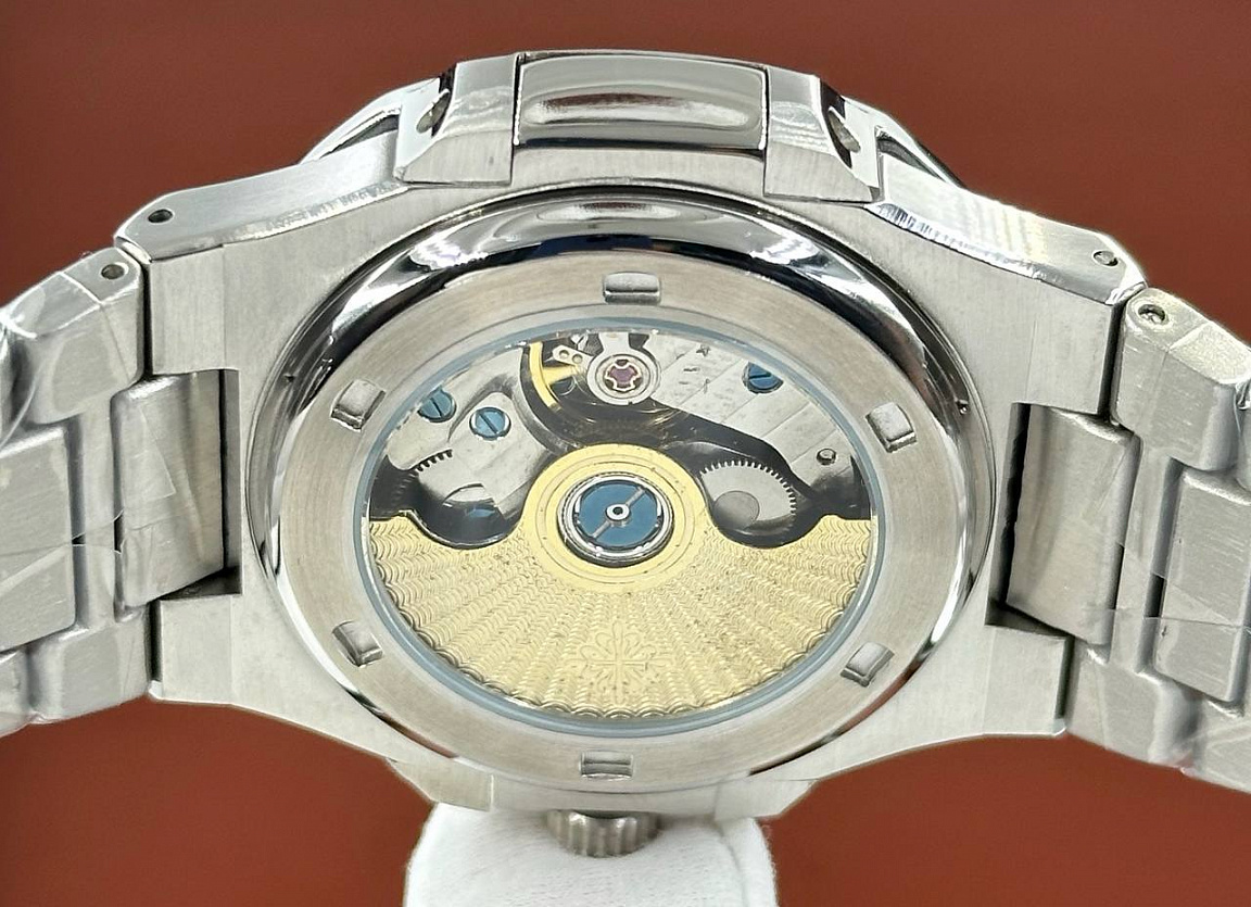 Популярные часы Patek Philippe - Nautilus Annual Calendar