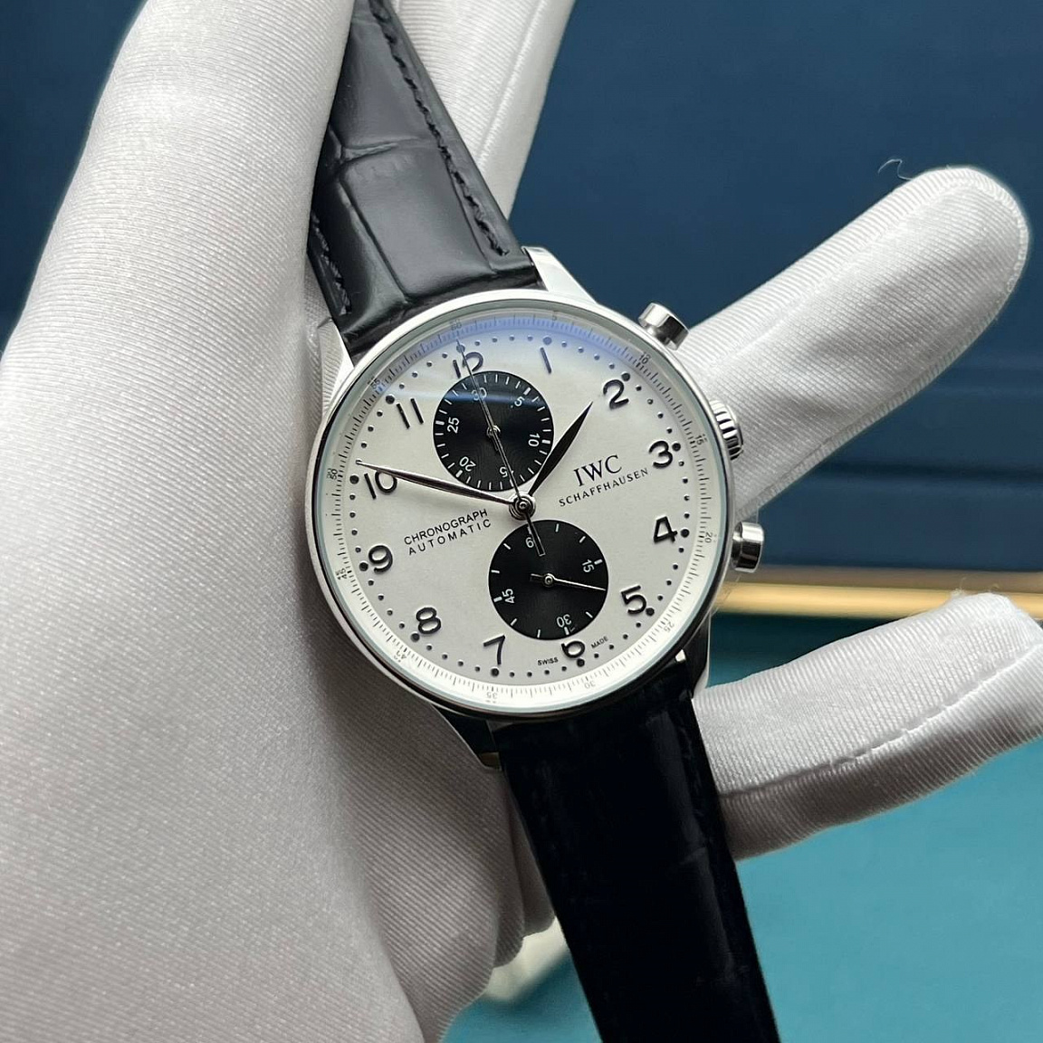Часы IWC Portugieser 41 мм: корпус из нержавеющей стали 316L с PVD под розовое золото, белый циферблат, кожаный ремешок