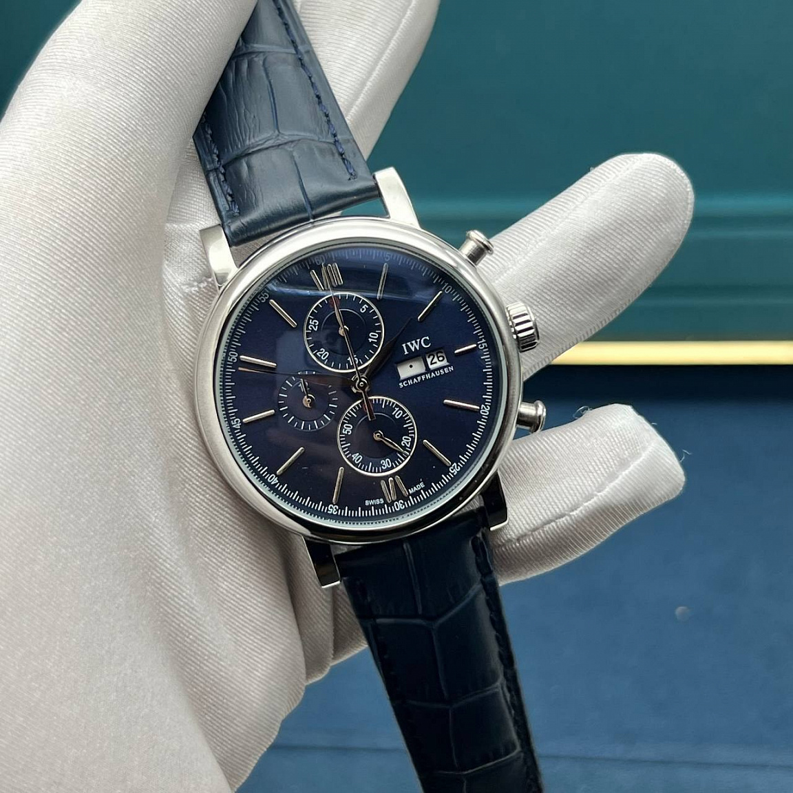 IWC Portofino Chronograph 41 мм: синий фактурный циферблат, золотистые индексы и кожаный ремешок
