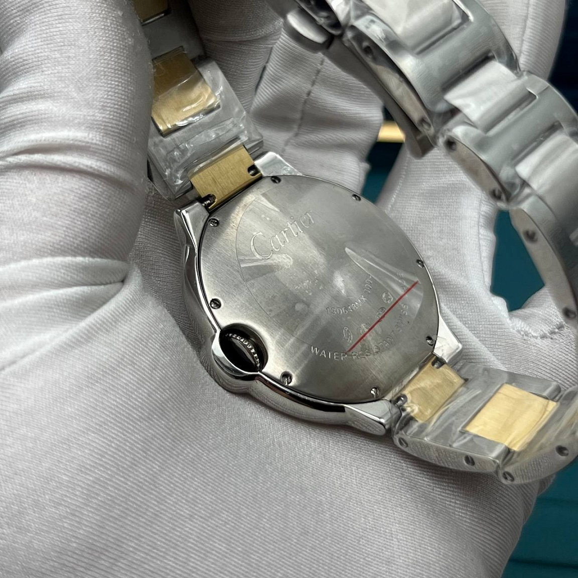 Cartier Ballon Bleu 42 мм с круглым стальным корпусом, серебристым циферблатом и тёмно-синими стрелками