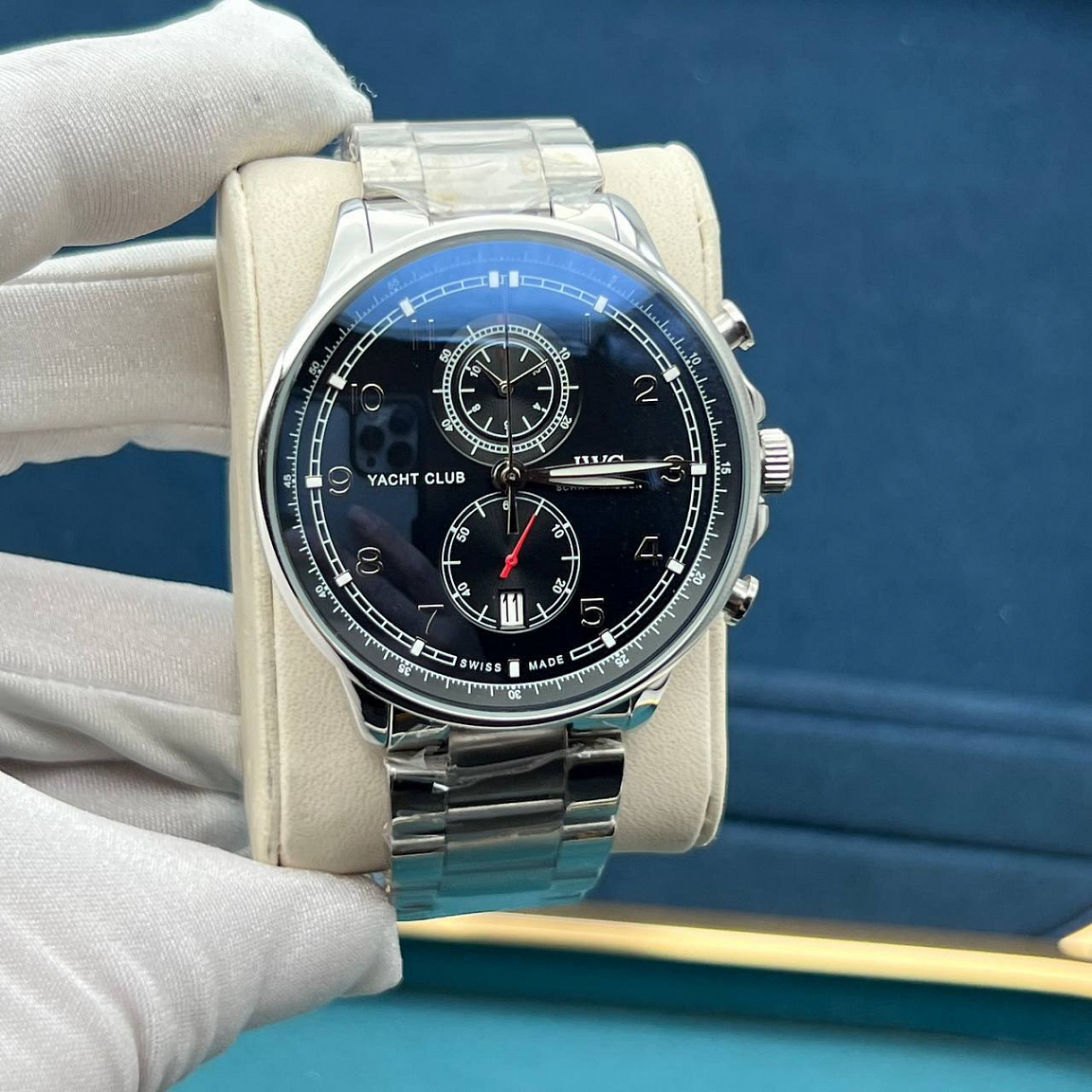 Часы IWC Yacht Club 45 мм: серебристые цифры на чёрном циферблате, дата у отметки «6» и стальной браслет