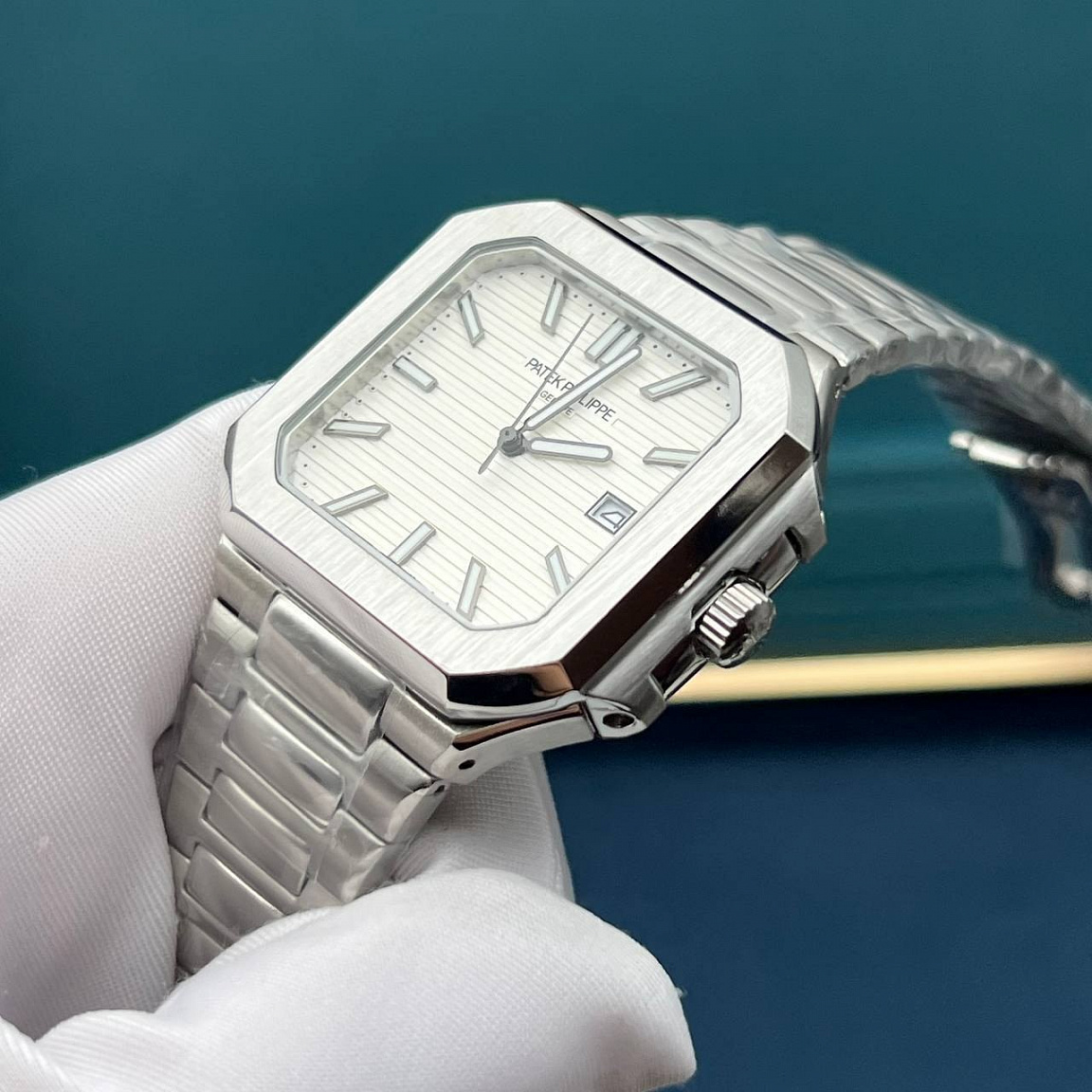 Часы Patek Philippe Cubitus 45 мм: серебристый циферблат с горизонтальным рельефом и датой у отметки «3»