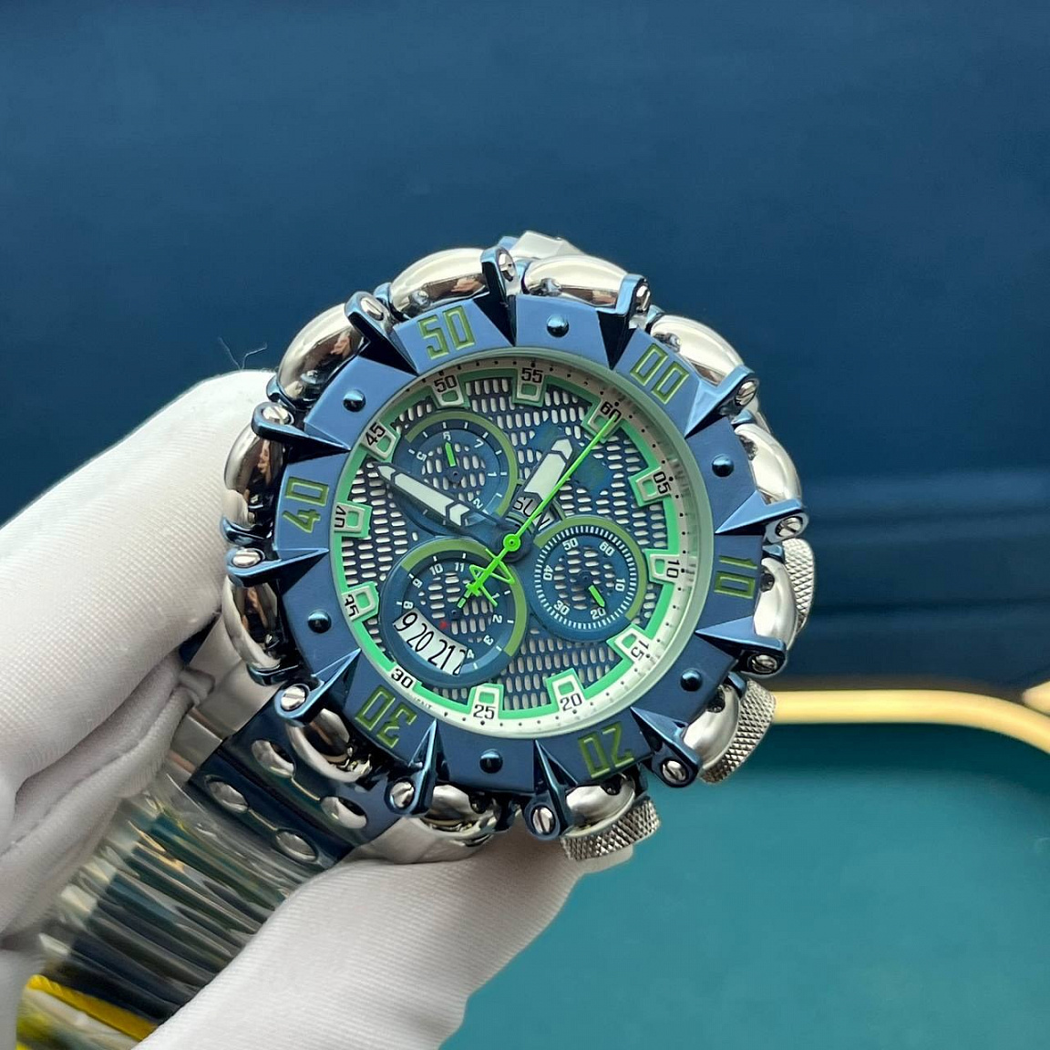 Invicta Hyper Beast 55 мм с чёрным циферблатом, зелёными цифрами на безеле и синими звеньями стального браслета