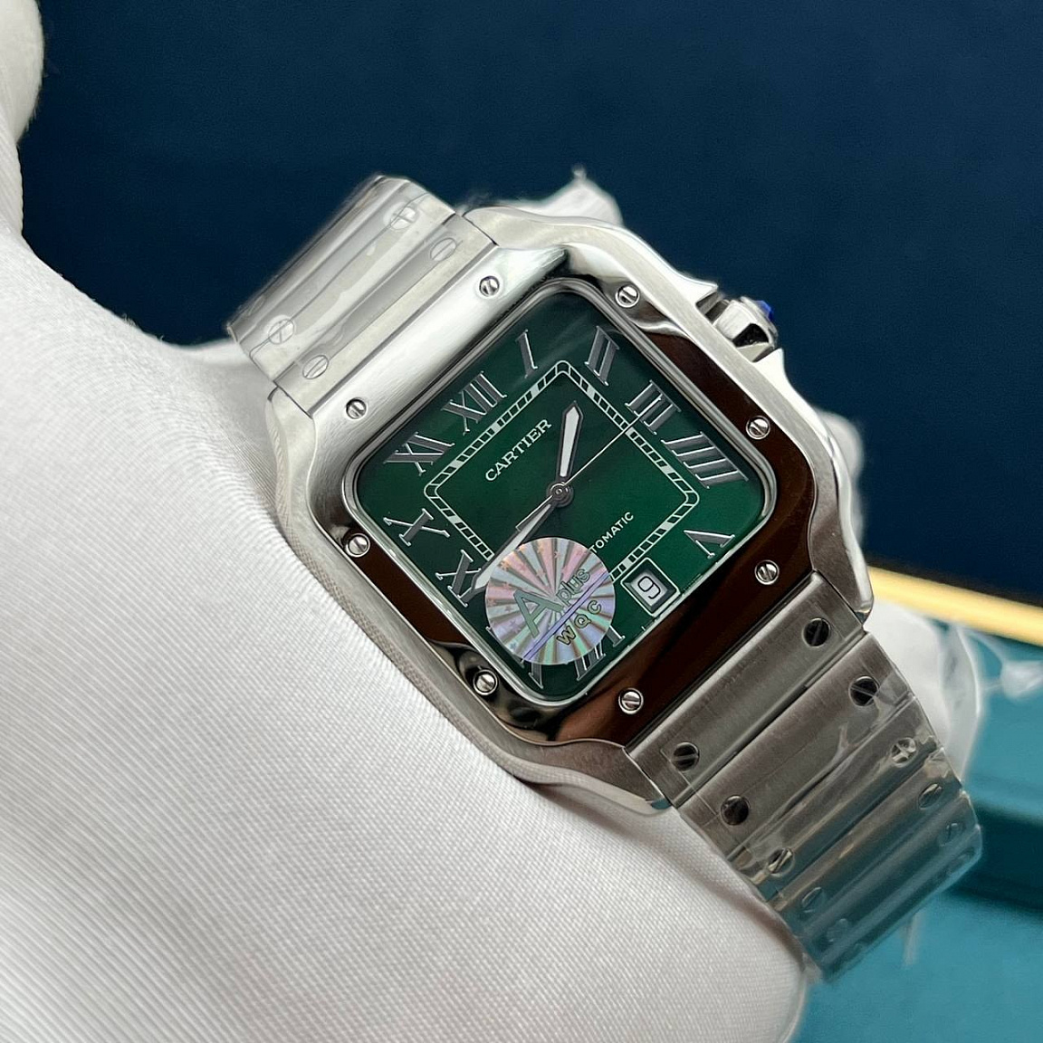 Часы Cartier Santos de Cartier: зелёный циферблат, дата у отметки «6», винты на безеле и стальном браслете