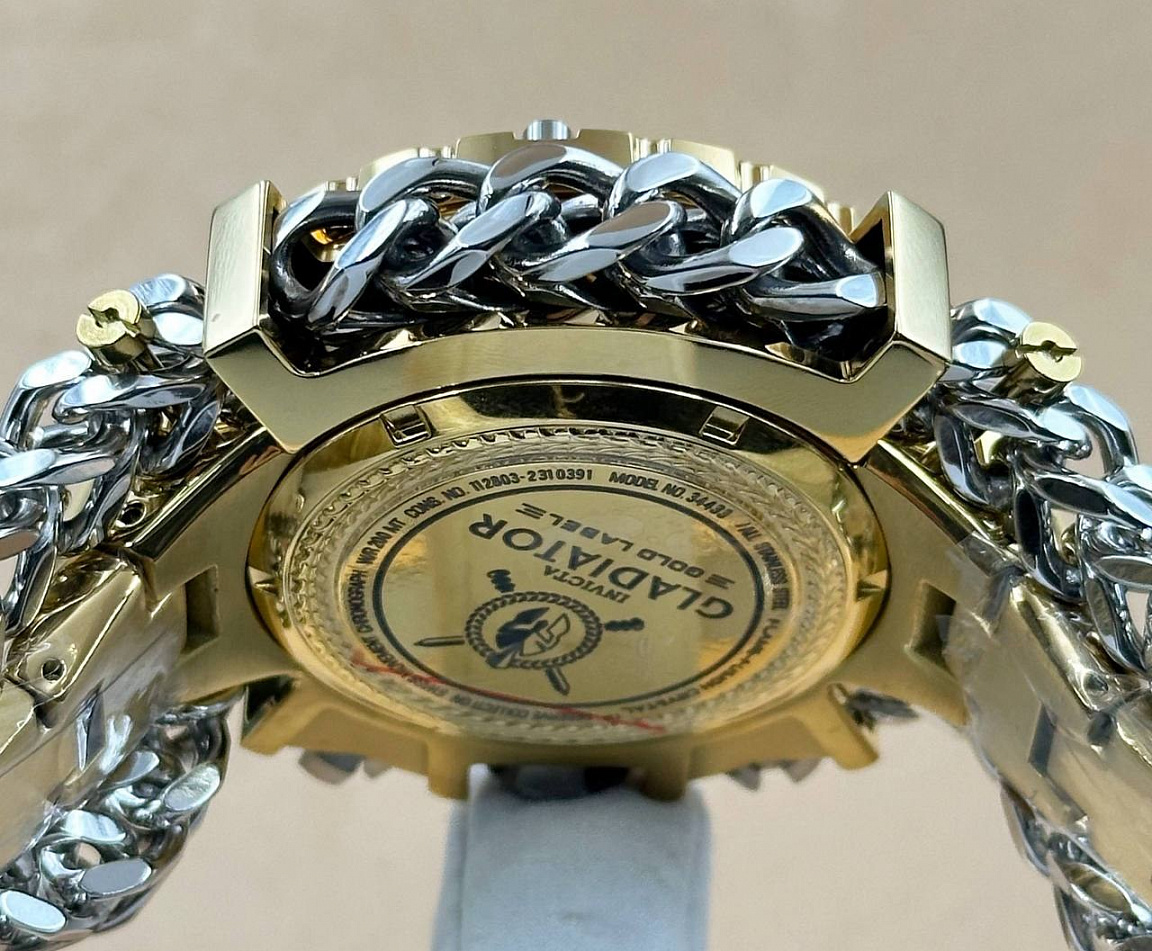INVICTA Bolt: рельефный безель с цепной окантовкой, серебристый циферблат и широкие стрелки с люминесценцией