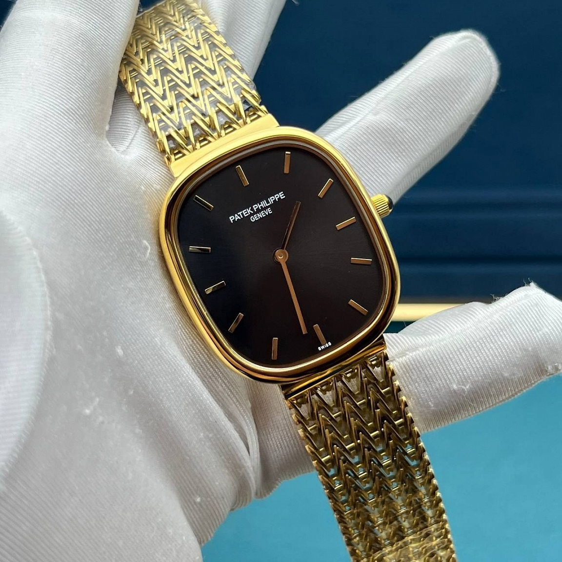 Часы Patek Philippe Ellipse TV: чёрный солнечный циферблат с двумя стрелками, корпус и браслет с золотым покрытием