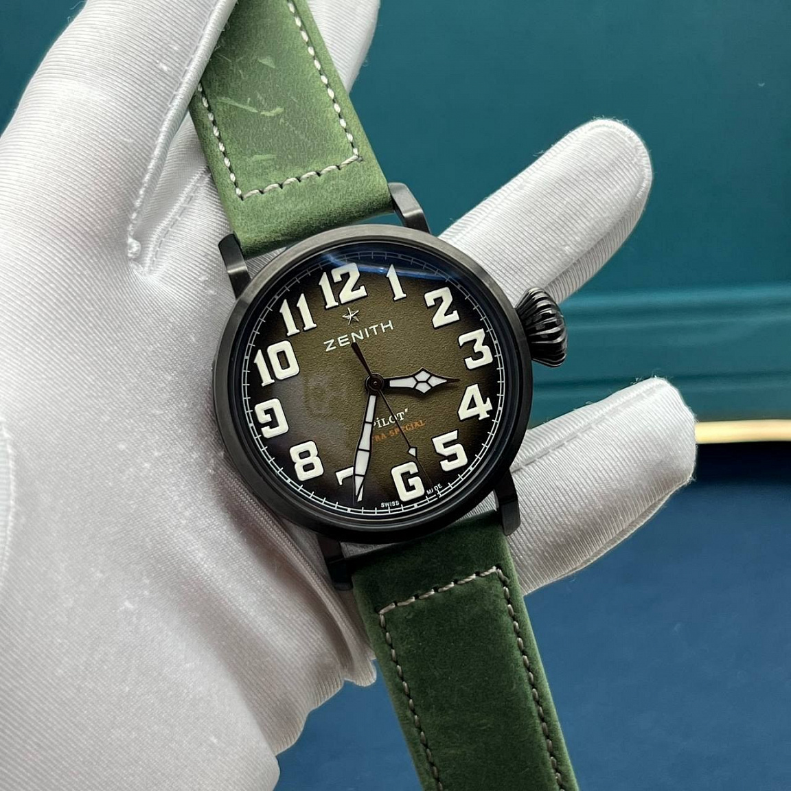 ZENITH Pilot Type 20 Extra Special: полированная часовая сталь, покрытие PVD, ремешок кожаный, зелёный циферблат