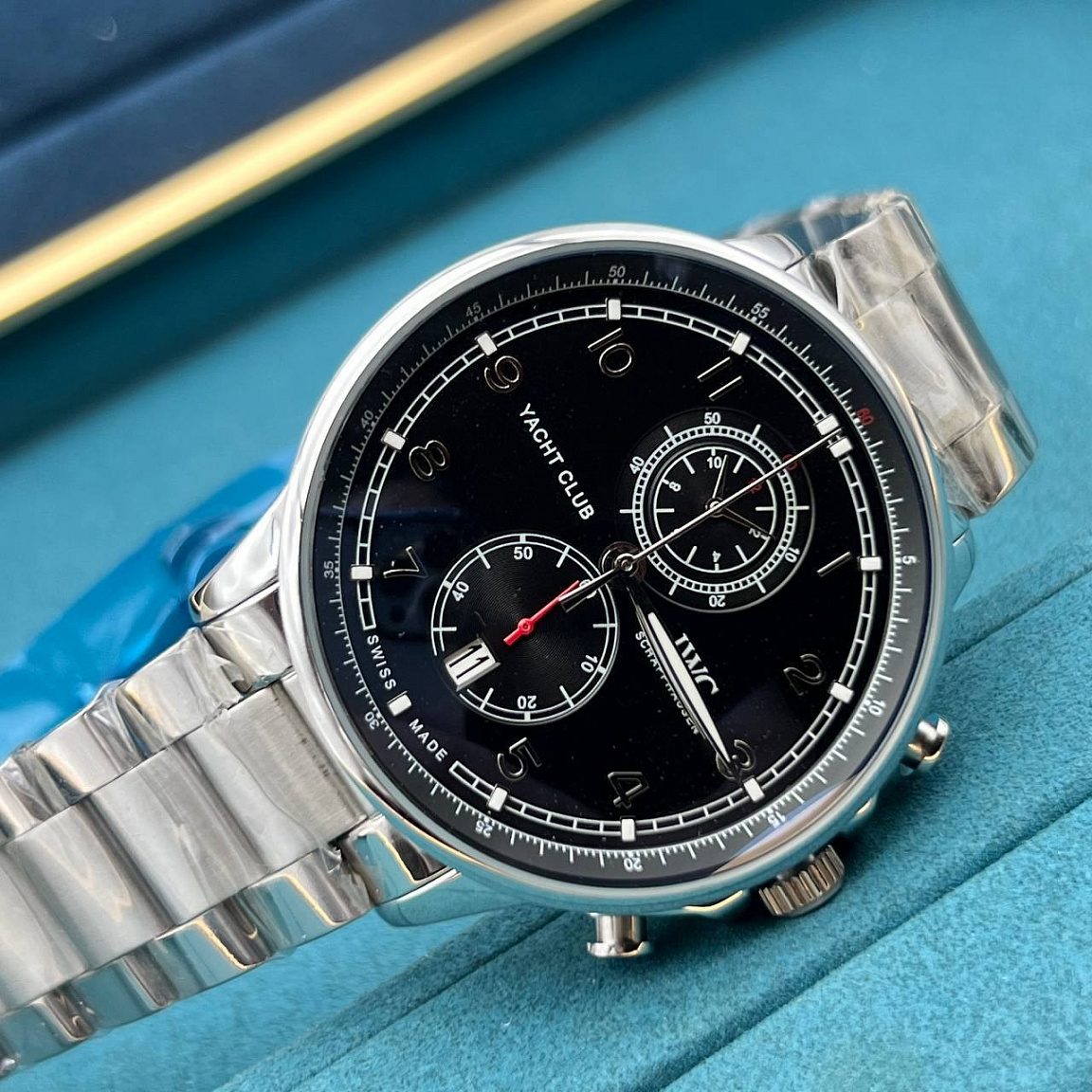 Часы IWC Yacht Club 45 мм: серебристые цифры на чёрном циферблате, дата у отметки «6» и стальной браслет