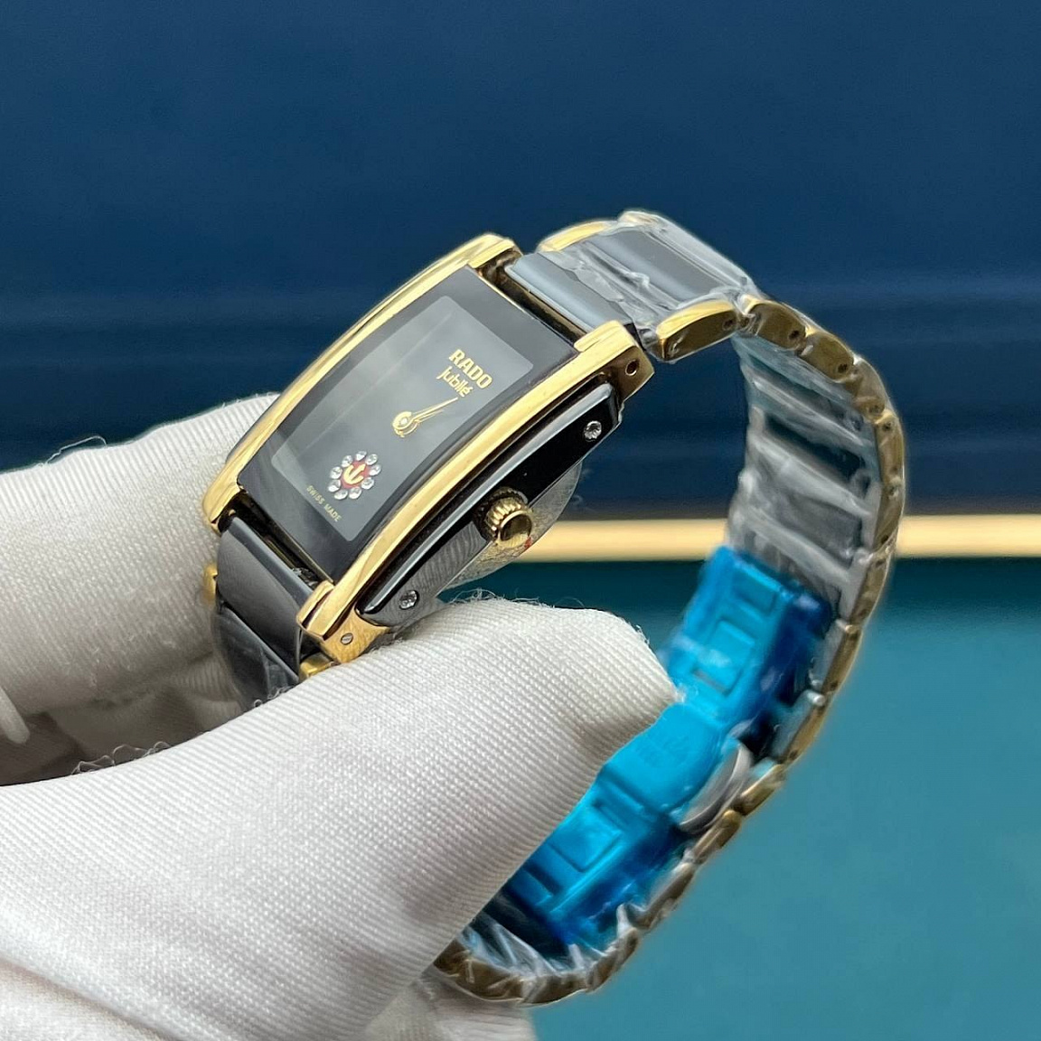 Женские Rado Integral Jubilé: чёрный циферблат с золотистыми стрелками, керамический корпус и браслет