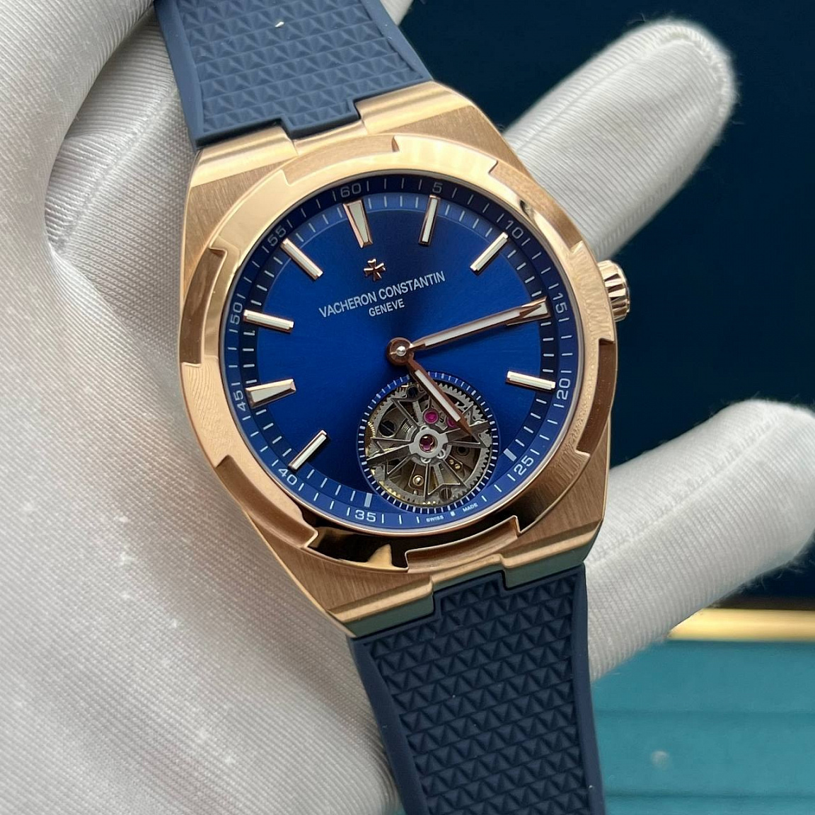 Vacheron Constantin Overseas Tourbillon: синий циферблат, окно механизма у «6 часов», рельефный каучуковый ремешок