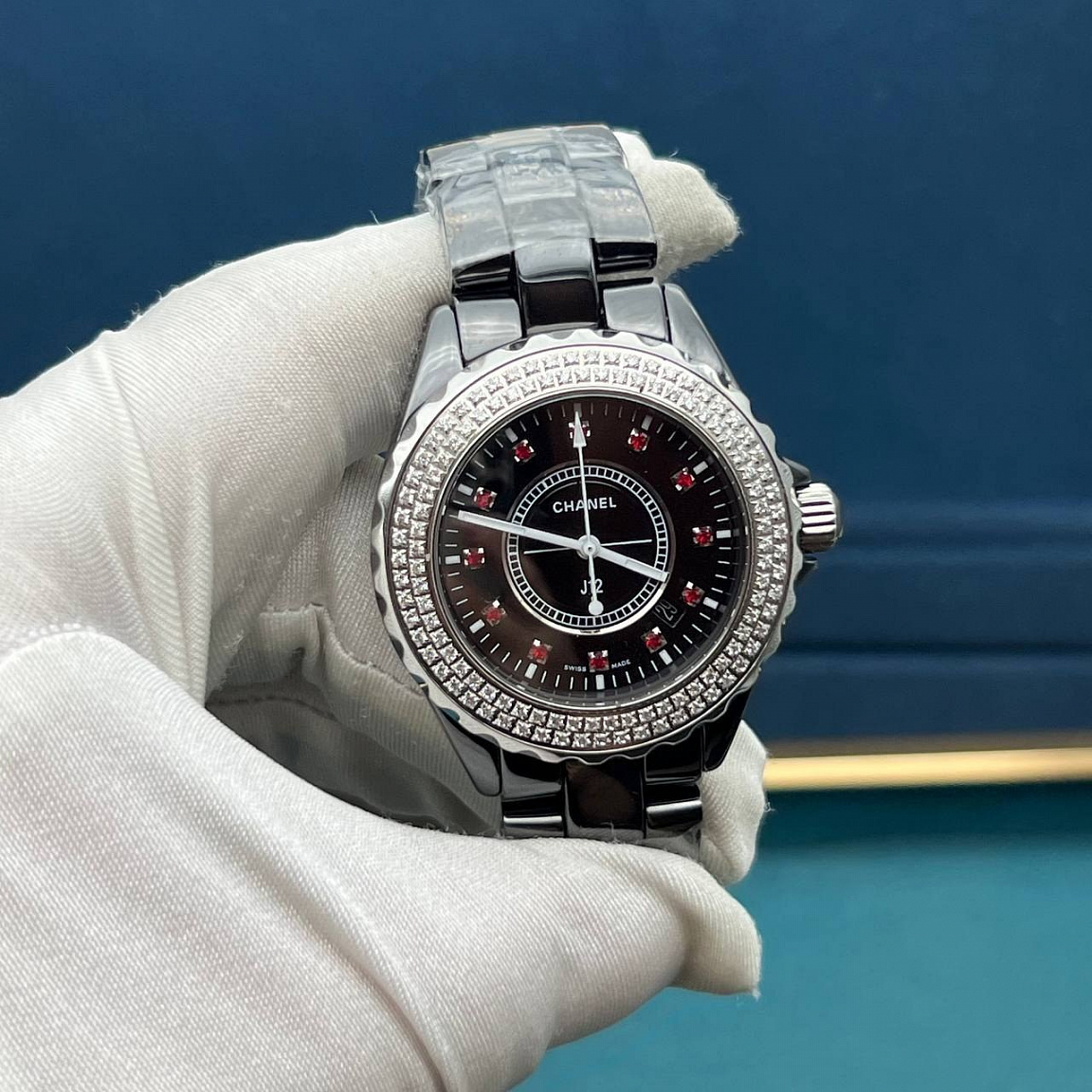 CHANEL J12 с чёрным керамическим корпусом и браслетом, светлыми стрелками и двумя рядами кристаллов на безеле