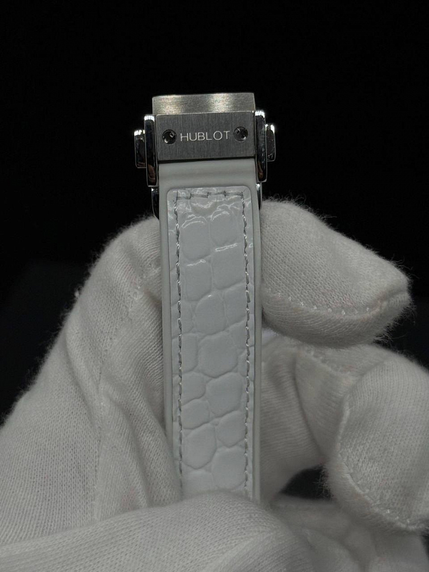 Hublot Classic Fusion 34 мм: корпус из стали 316L, муассаниты на безеле и дата на серебристом циферблате