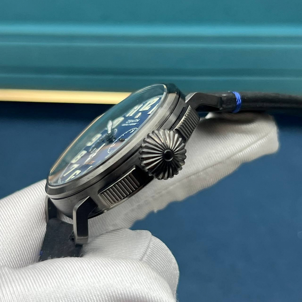 Часы ZENITH Pilot Type 20 Chronograph: синий циферблат с арабскими цифрами, корпус 45 мм и кожаный ремешок