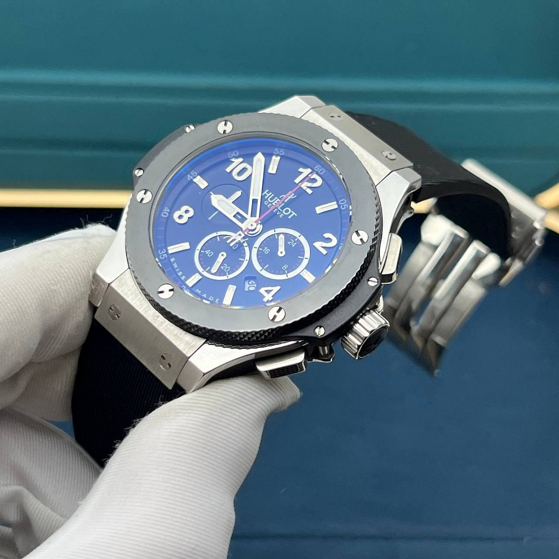 Часы Hublot Big Bang 44 мм с чёрным безелем на шести винтах, датой и люминесцентными стрелками