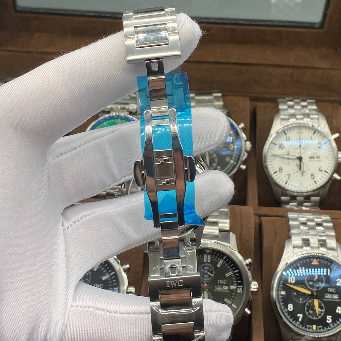 IWC Portuguese Chronograph 40 мм: чёрный циферблат с арабскими цифрами и двумя счётчиками, стальной браслет