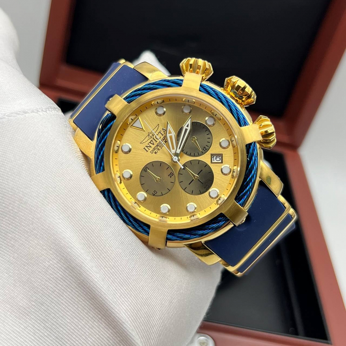 Крупные мужские часы Invicta Bolt с золотым циферблатом, синим акцентом безеля и каучуковым ремешком
