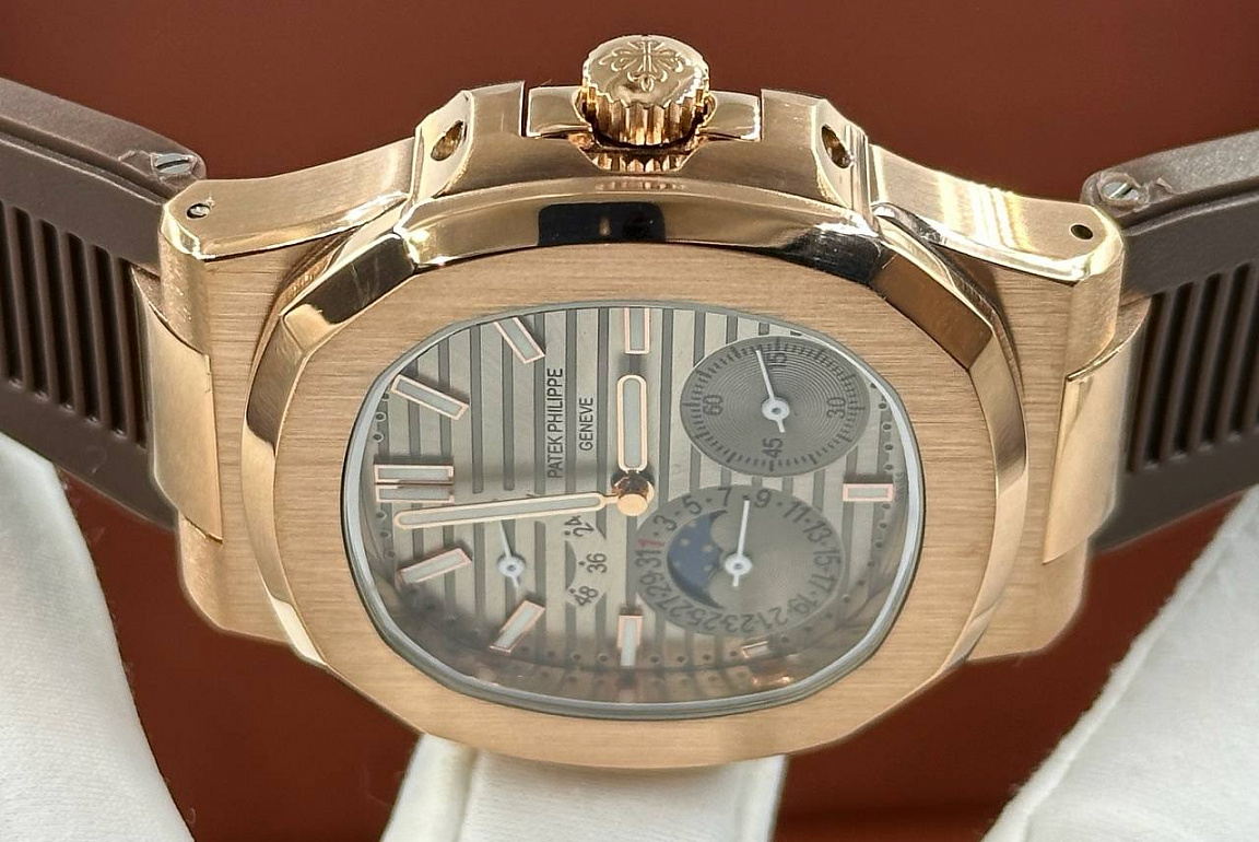 Популярные часы Patek Philippe - Nautilus Annual Calendar