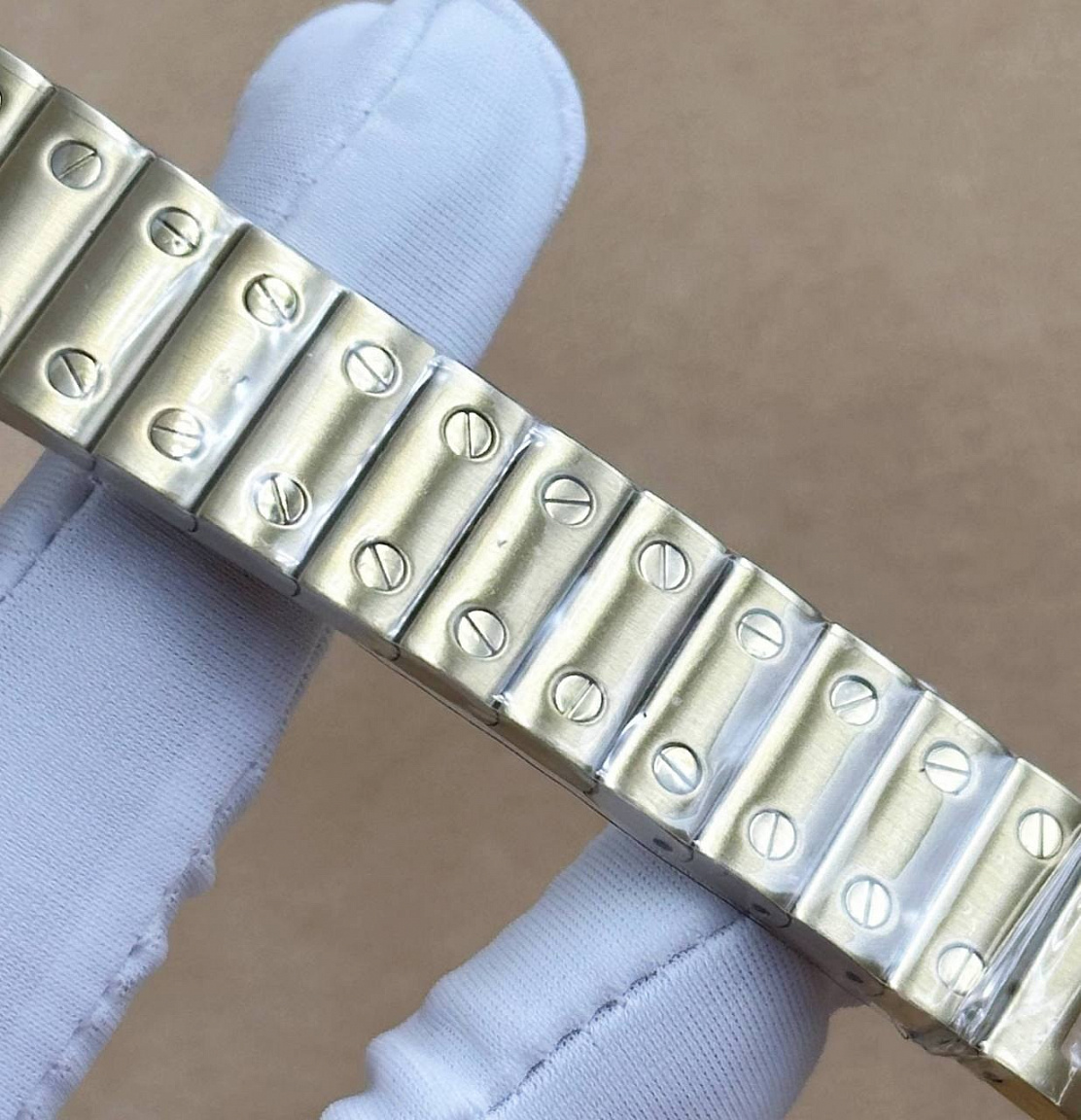 Cartier Santos Galbee в корпусе из стали 316L с PVD-покрытием, белым циферблатом и сапфировым стеклом