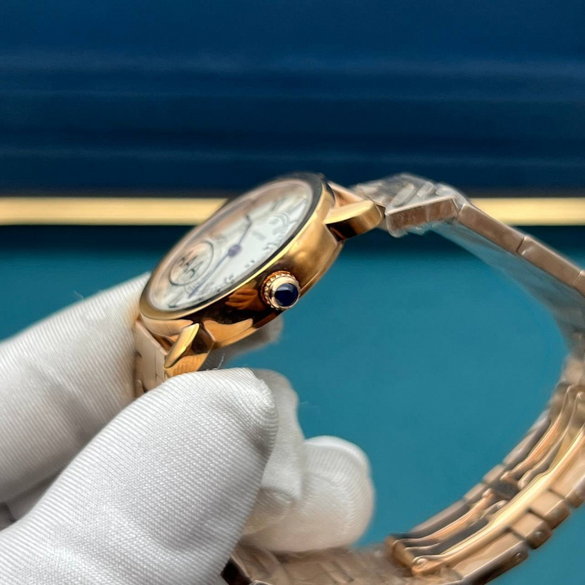 Cartier Ronde de Cartier 31 мм: серебристый циферблат, синие стрелки и полированный стальной браслет