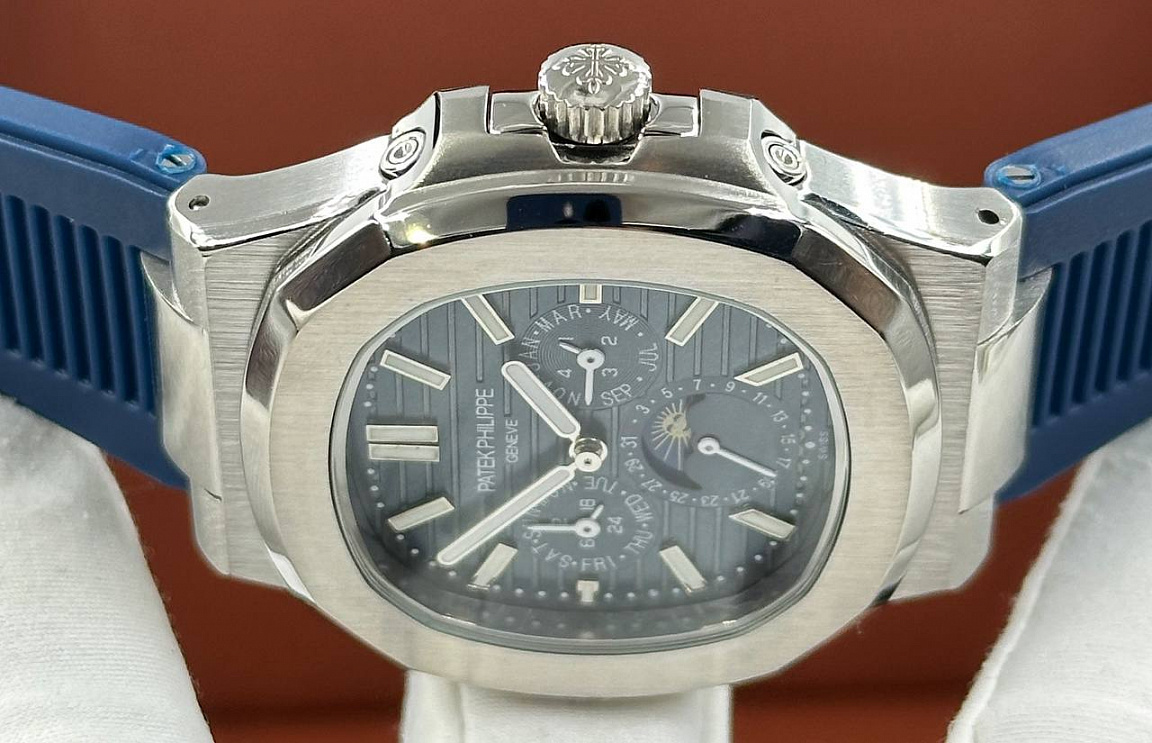 Популярные часы Patek Philippe - Nautilus Annual Calendar