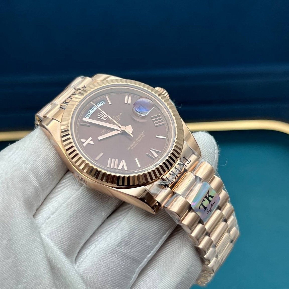 Часы Rolex Day-Date II 41 мм с коричневым циферблатом, рифлёным безелем и стальным браслетом под жёлтое золото