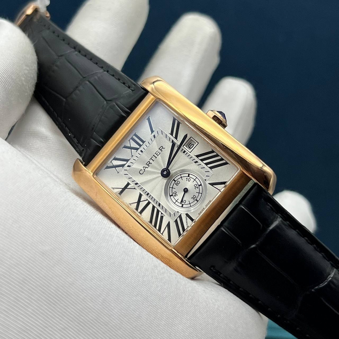 Cartier Tank 35 мм: корпусом из стали 316L, сапфировое стекло и серебристый циферблат