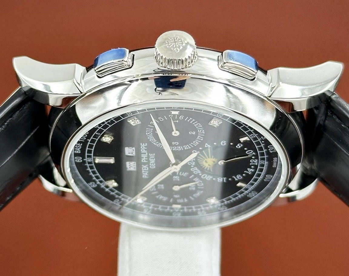 Часы Patek Philippe Grand Complications: окна года и месяца на чёрном циферблате, ремешок с тиснением под крокодила