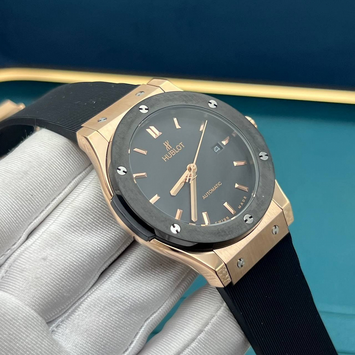 Hublot Classic Fusion 45 мм: золотистые стрелки и индексы, дата у отметки «3», чёрный безель с шестью винтами