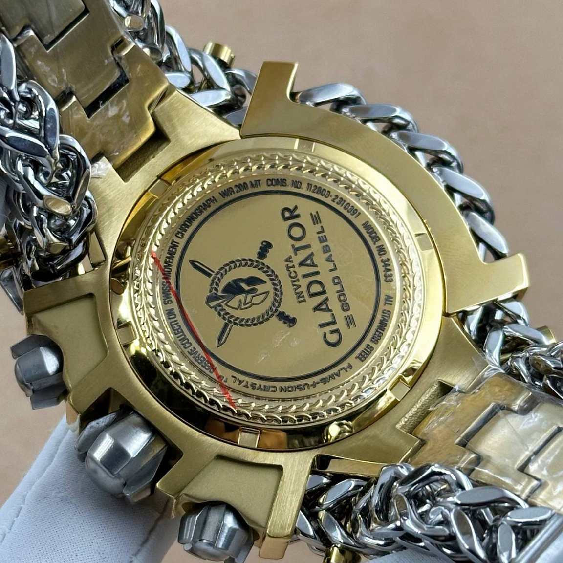INVICTA Bolt: рельефный безель с цепной окантовкой, серебристый циферблат и широкие стрелки с люминесценцией