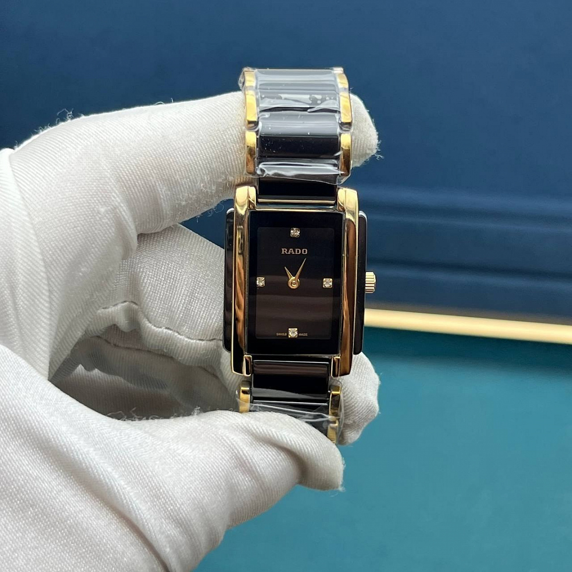 Часы Rado Integral: чёрный циферблат с четырьмя светлыми метками, золотистые стрелки и керамический браслет